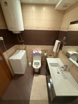 Kupatilo opremljeno umivaonikom, WC šoljom, mašinom za pranje veša i bojlerom. - image 6