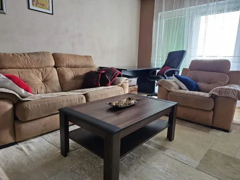 Dnevna soba sa garniturom za sjedenje, stočićem i radnim stolom. - image 4