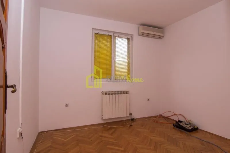 Izdavanje, kuća, 400m², Momišići, Podgorica