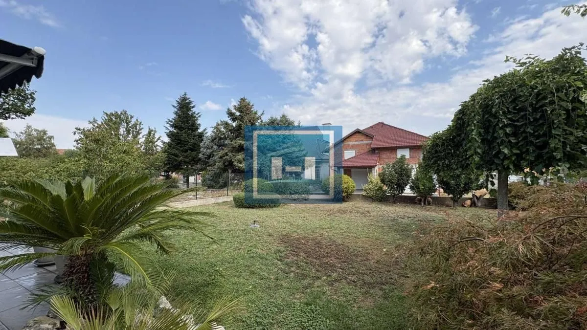 Pogled na uređeno dvorište i kuću.