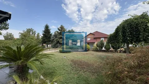 Pogled na uređeno dvorište i kuću. - image 31
