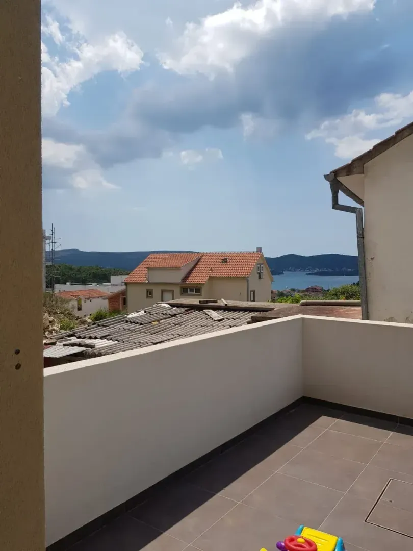 Pogled sa terase na naselje i more u daljini.