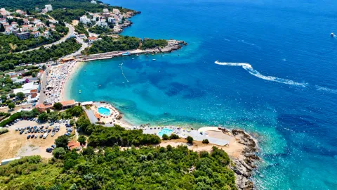 Pogled iz vazduha na obalu sa plažom i plavim morem. - image 8