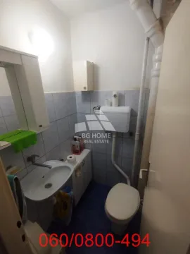 Manje kupatilo sa umivaonikom, WC šoljom i pločicama. - image 14