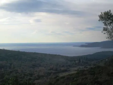 Prelijep panoramski pogled na more i zelena brda u daljini. - image 7