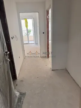 Hodnik u stanu u izgradnji sa gletovanim zidovima i betonskim podom. - image 2