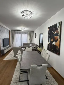 Prostrani dnevni boravak sa trpezarijom i modernim namještajem. - image 6