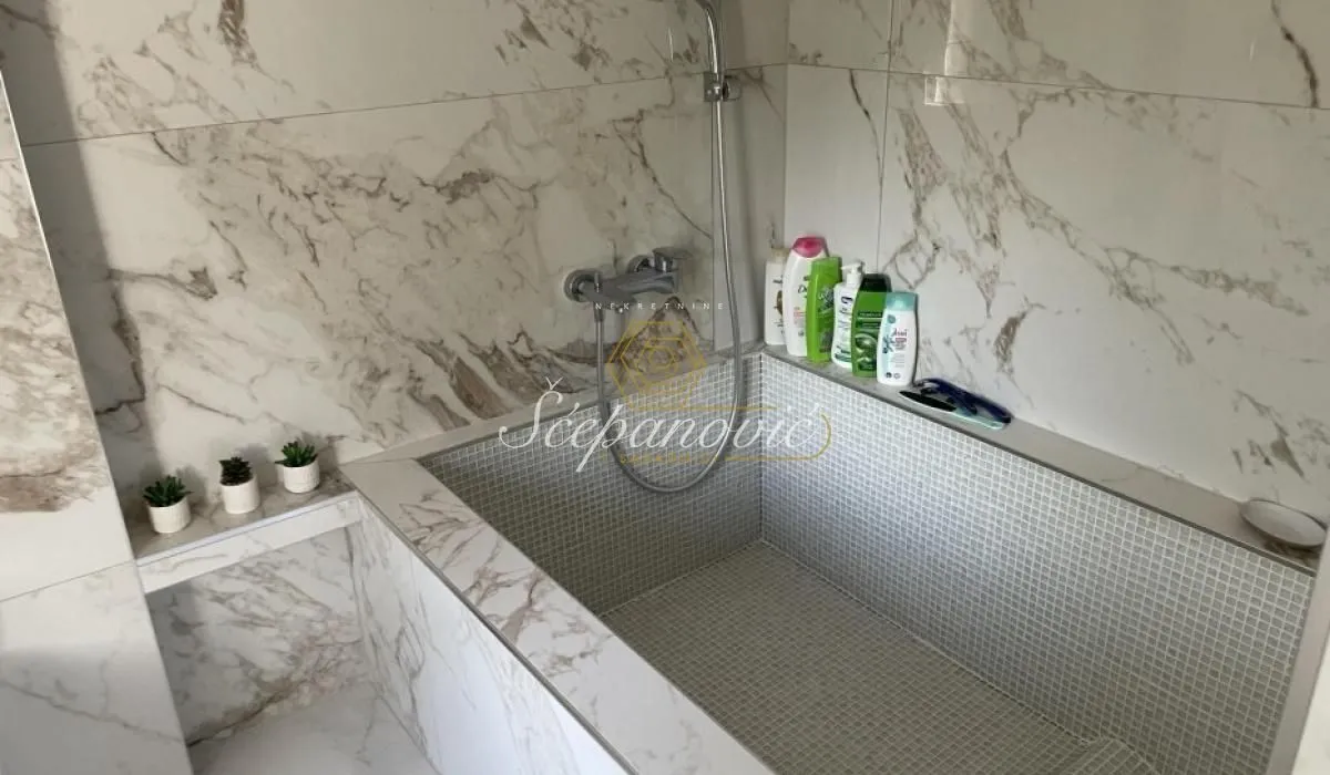 Prodaja, kuća, 280m², Sremska Kamenica, Petrovaradin