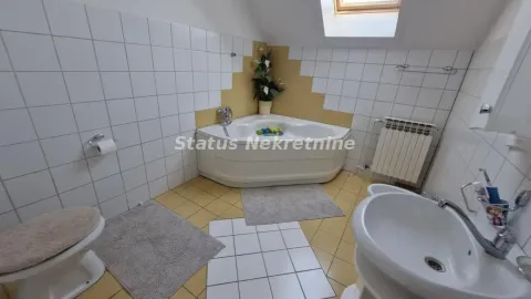 Kupatilo sa ugaonom kadom, wc šoljom i umivaonikom. - image 8