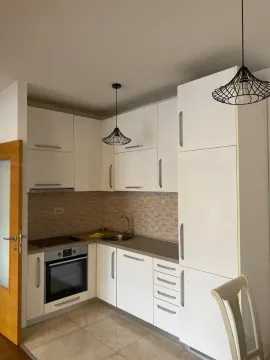 Manja bijela kuhinja sa ugrađenom rernom i sudoperom. - image 6