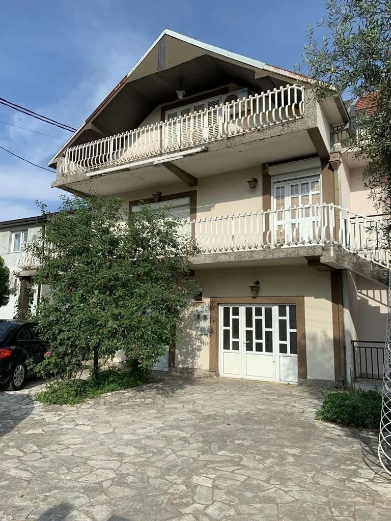Izdavanje, kuća, 120m², Blok 9, Podgorica