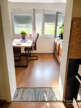 Manja trpezarija sa stolom i stolicama pored prozora u sklopu kuhinje. - image 9