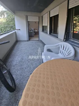Natkriveni balkon sa stolom, stolicama i pogledom na zelenilo. - image 15