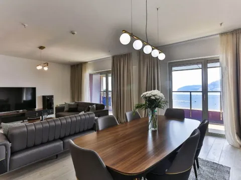 Izdavanje, trosoban stan, 190m², Budva, Crna Gora - image 12