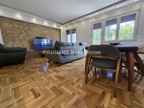 Prostrana dnevna soba sa garniturom za sedenje, trpezarijom i kamenim zidom. - image 6