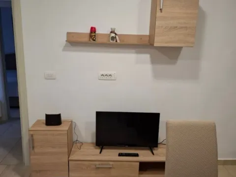 Izdavanje, dvosoban stan, 65m², Tološi, Podgorica - image 2