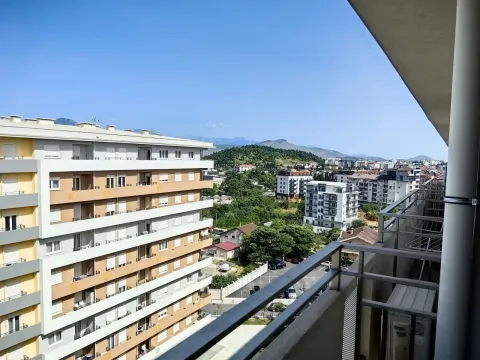 Pogled na okolne zgrade i grad sa balkona. - image 19