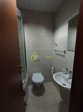 Manje kupatilo sa tuš kabinom, umivaonikom i wc šoljom. - image 3