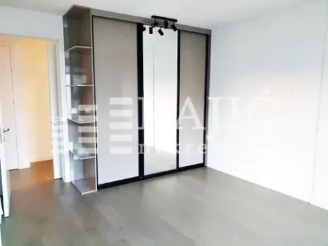 Spavaća soba sa velikim ugradnim ormarom i ogledalom. - image 6