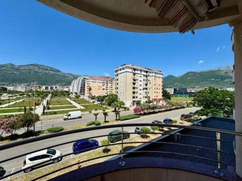 Pogled sa balkona na grad i okolne planine. - image 9