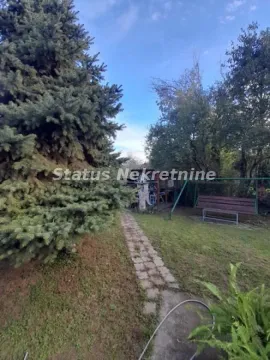 Pogled na zeleno dvorište sa stazom i drvećem. - image 17