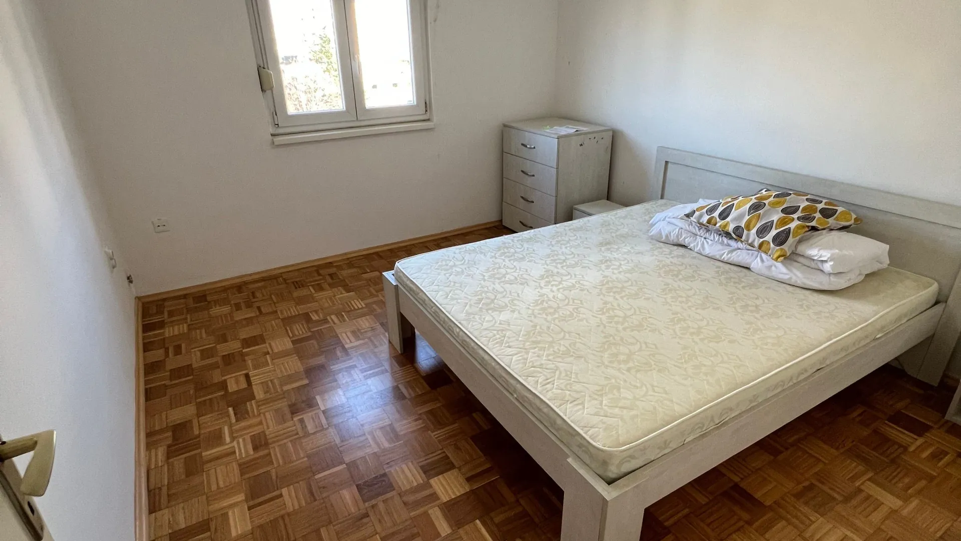 Izdavanje, dvosoban stan, 75m², Centar, Bar