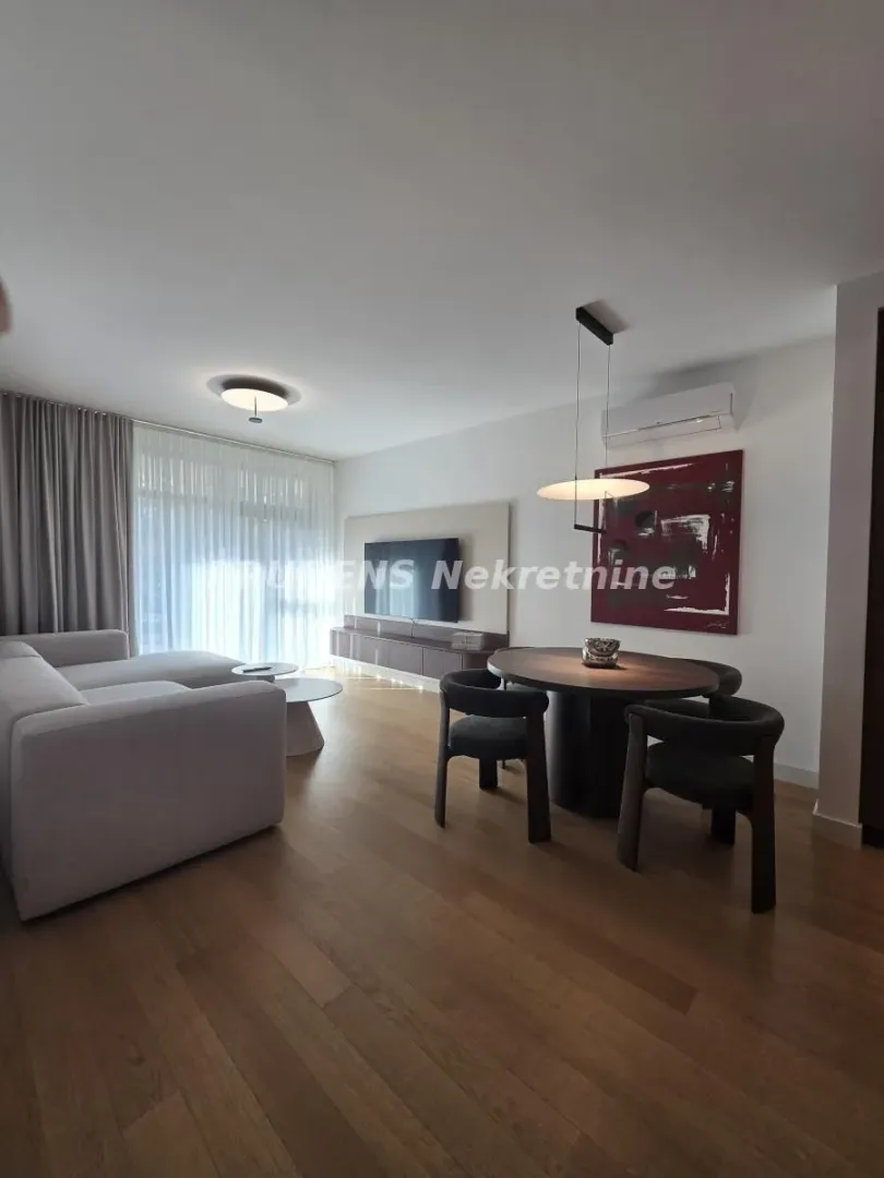 Dnevni boravak sa trpezarijom i garniturom.