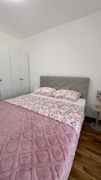 Namještena spavaća soba sa bračnim krevetom i ugradnim ormarom. - image 9