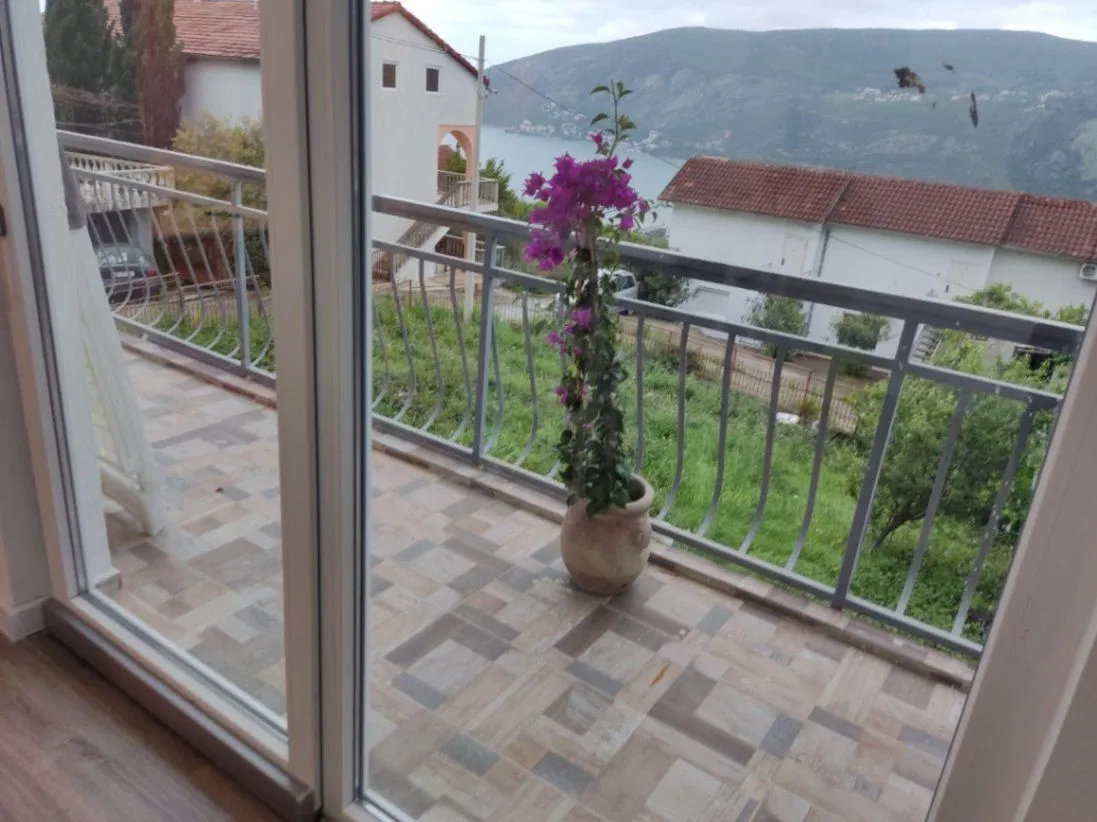 Izdavanje, trosoban stan, 65m², Sušćepan, Herceg Novi