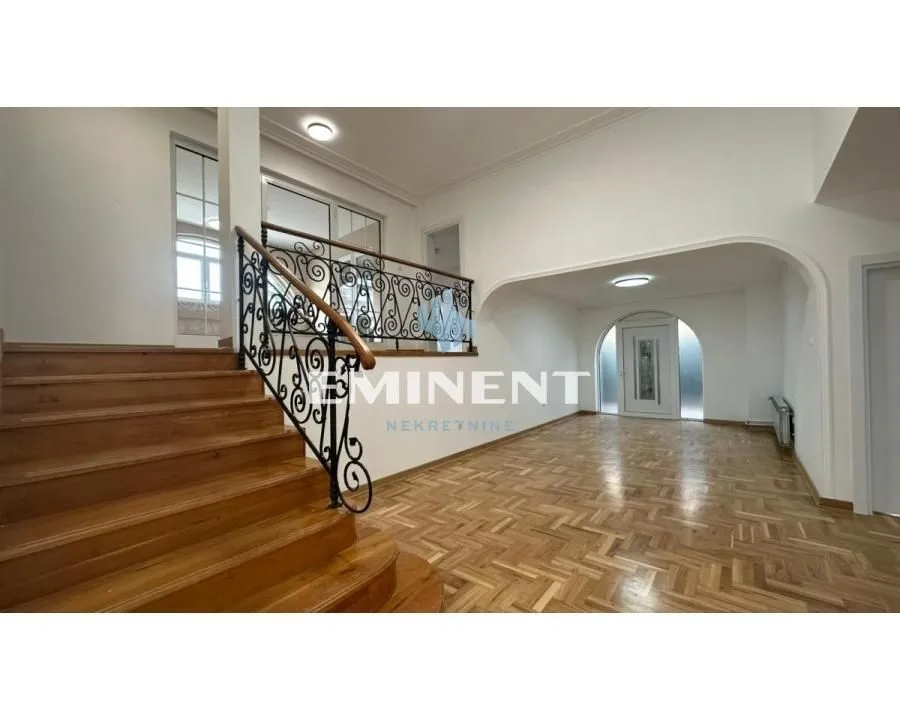 Izdavanje, četvorosoban stan, 140m², Vojvode Vlahovica, Beograd