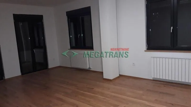 Izdavanje, stan, 143m², Centar, Novi Sad