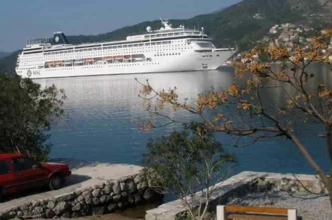 Pogled na more sa kruzerom.
