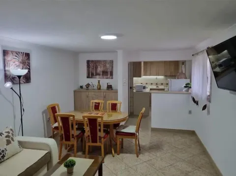 Dnevni boravak sa trpezarijom i otvorenim prolazom ka kuhinji. - image 7