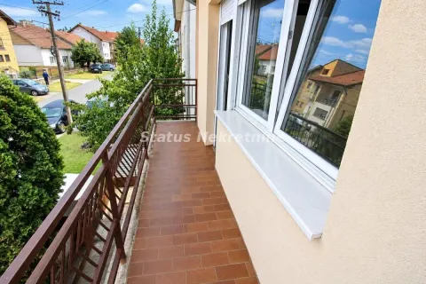 Dugi popločani balkon sa metalnom ogradom i pogledom na ulicu. - image 19