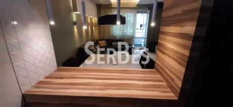 Pogled iz kuhinje prema dnevnom boravku sa garniturom i trpezarijom. - image 7