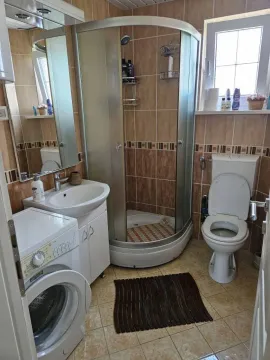 Kompaktno kupatilo sa tuš kabinom, umivaonikom i veš mašinom. - image 2
