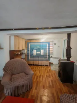 Dnevna soba sa foteljom, drvenim podom i peći na drva. - image 24