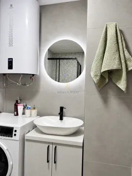 Detalj moderno opremljenog kupatila sa umivaonikom, ogledalom i bojlerom. - image 6
