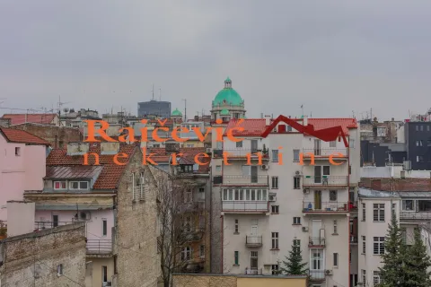 Pogled sa prozora na gradske krovove i zgrade. - image 4