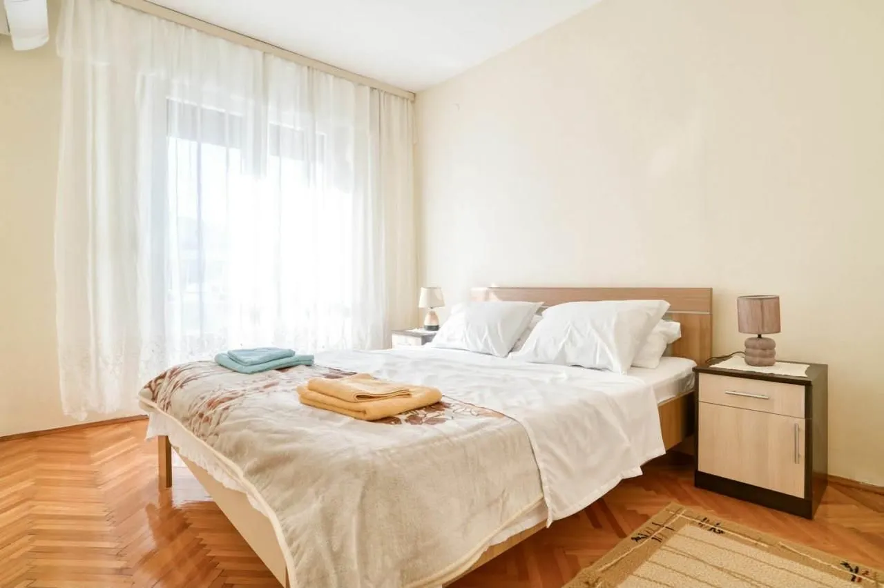 Izdavanje, dvosoban stan, 64m², Centar, Bar
