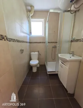 Kupatilo opremljeno tuš kabinom, umivaonikom i toaletom. - image 12