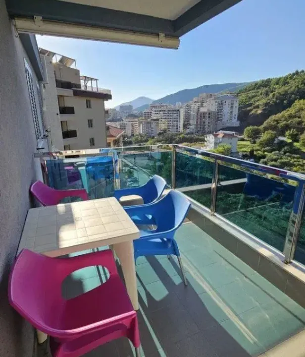Izdavanje, dvosoban stan, 85m², Bečići, Budva