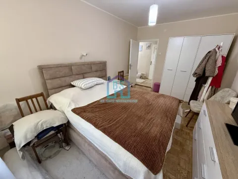 Nameštena spavaća soba sa bračnim krevetom, garderoberom i komodom. - image 14