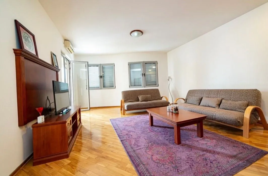 Izdavanje, jednosoban stan, 67m², Centar, Budva