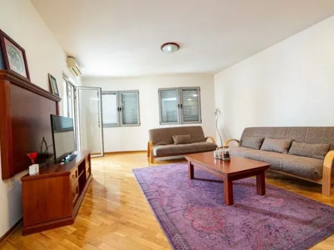 Izdavanje, jednosoban stan, 67m², Centar, Budva