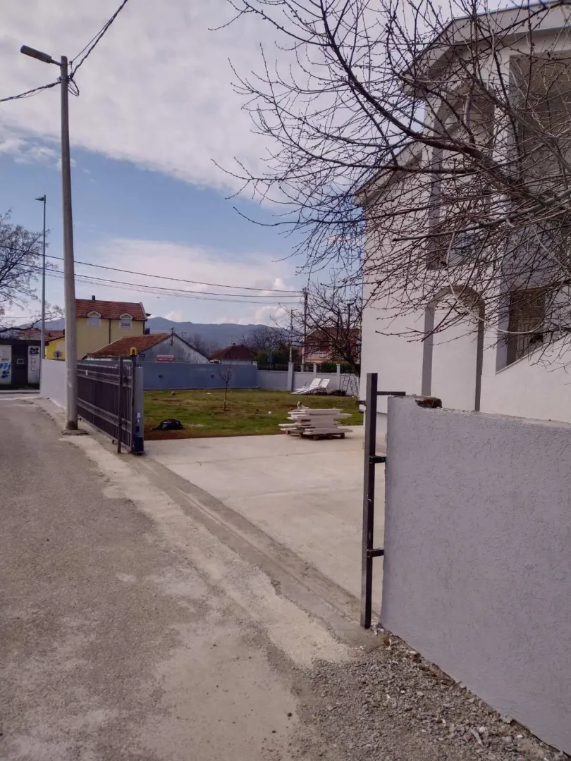 Yard and entrance to the house with a metal gate.