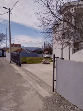 Yard and entrance to the house with a metal gate. - image 6