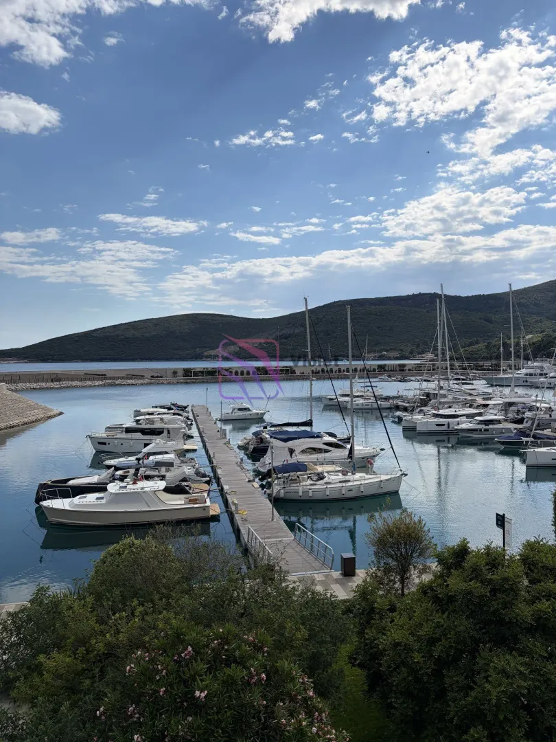 Pogled na marinu sa brodovima i jahtama.