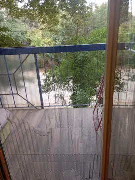 Manji balkon sa drvenom podnom oblogom i metalnom ogradom. - image 10