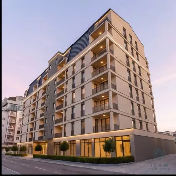 Eksterijer moderno opremljene višestambene zgrade sa terasama i osvetljenjem u sumrak. - image 7